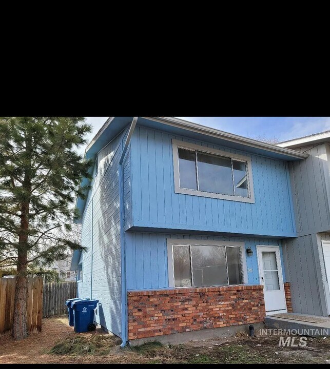 671 Brookside Ct in Mountain Home, ID - Foto de edificio