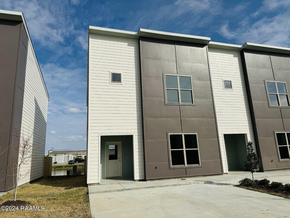 125 Gadwall Dr in Youngsville, LA - Foto de edificio