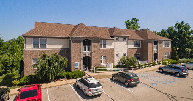 3881 E Barrington Dr, Unit Apartment F in Bloomington, IN - Building Photo - Building Photo