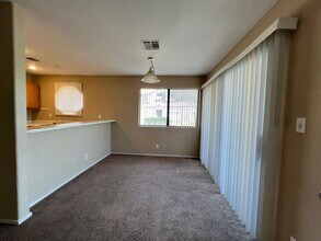 5070 S Rainbow Blvd in Las Vegas, NV - Building Photo - Building Photo