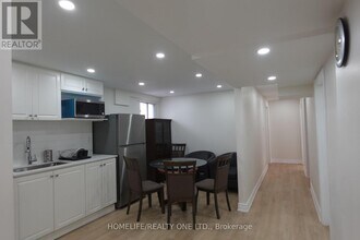 17 Darnborough Way in Toronto, ON - Building Photo - Building Photo