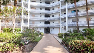 4640 Lucerne Lakes Blvd W in Greenacres, FL - Building Photo - Building Photo