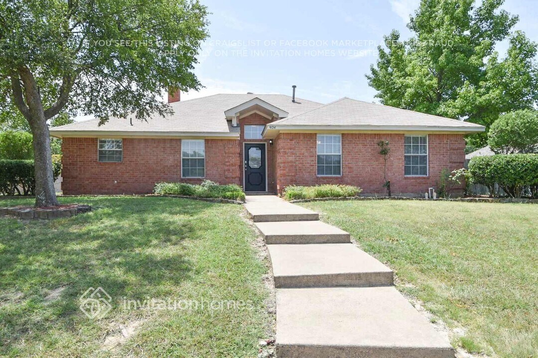 924 Teakwood Ln in Desoto, TX - Building Photo