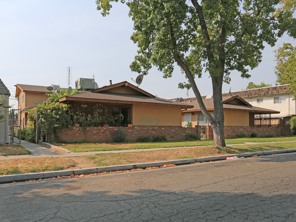 3326 E Sierra Madre Ave in Fresno, CA - Foto de edificio