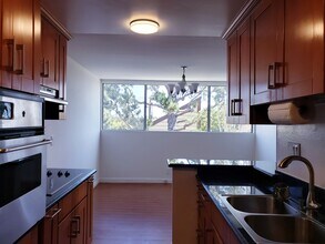 6050 Canterbury Dr in Culver City, CA - Foto de edificio - Building Photo