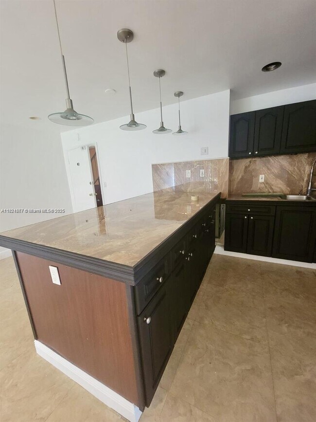 9449 SW 76th St in Miami, FL - Building Photo - Building Photo