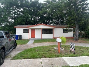 211 N 66th Ave in Hollywood, FL - Building Photo - Building Photo