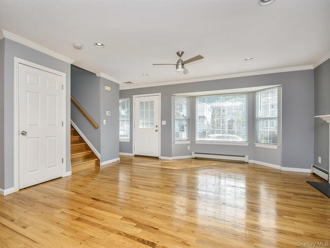 49 Ashwood Rd in Port Washington, NY - Building Photo - Building Photo