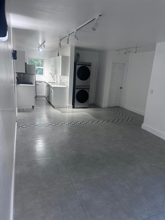 10070 E Bay Harbor Dr in Bay Harbor Islands, FL - Building Photo - Building Photo