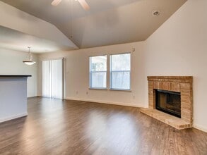 200 Buttercup St in Kyle, TX - Building Photo - Building Photo