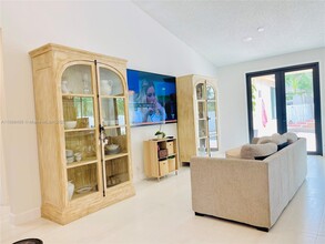 650 Falling Water Rd in Weston, FL - Building Photo - Building Photo