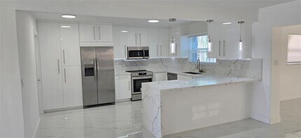 825 NE 4th St in Hallandale Beach, FL - Building Photo - Building Photo