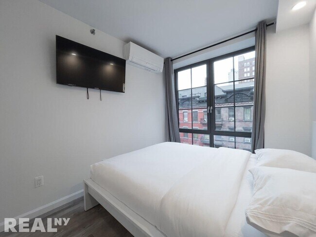 433 W 53rd St in New York, NY - Building Photo - Building Photo