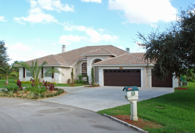 12300 NW 10th St in Plantation, FL - Foto de edificio - Building Photo