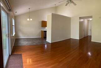 2410 Bradford St in Morehead City, NC - Foto de edificio - Building Photo