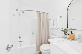 Villa La Paloma in Reseda, CA - Building Photo - Building Photo