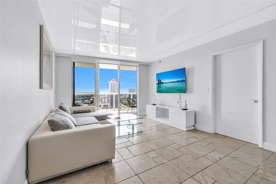 1800 S Ocean Dr, Unit 2309 in Hallandale Beach, FL - Foto de edificio