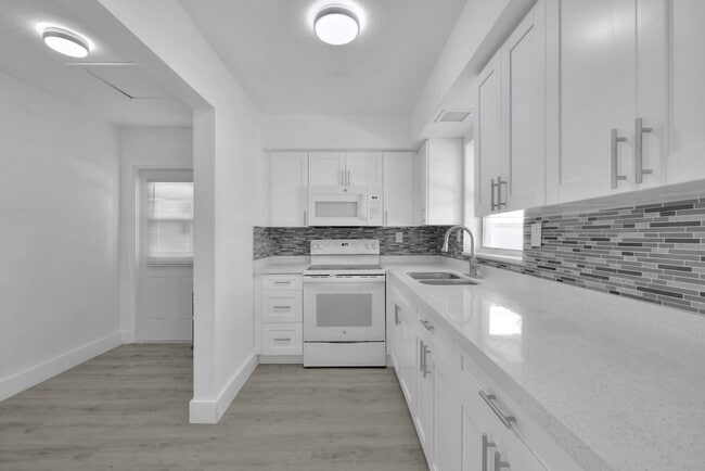 4964 NW 48th Way in Tamarac, FL - Foto de edificio - Building Photo