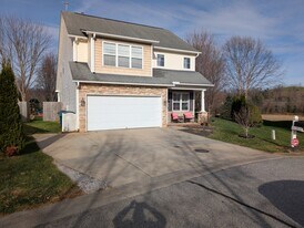 6 Maxim Ct in Arden, NC - Building Photo