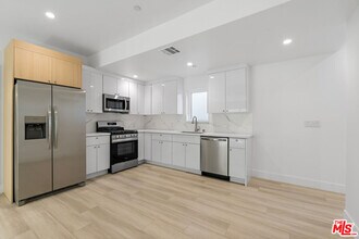 10961 Calvert St in Los Angeles, CA - Building Photo - Building Photo