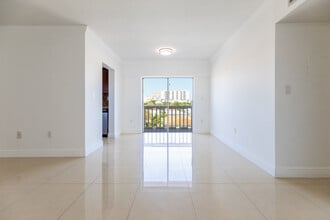 Gables Corinthian Plaza in Coral Gables, FL - Foto de edificio - Interior Photo