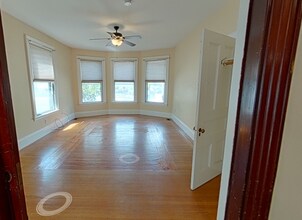 126 Calumet St, Unit 1 in Boston, MA - Foto de edificio - Building Photo