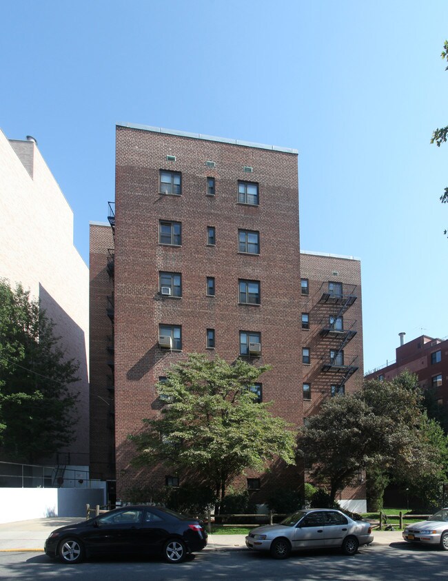 141-40 84th Dr in Briarwood, NY - Foto de edificio - Building Photo