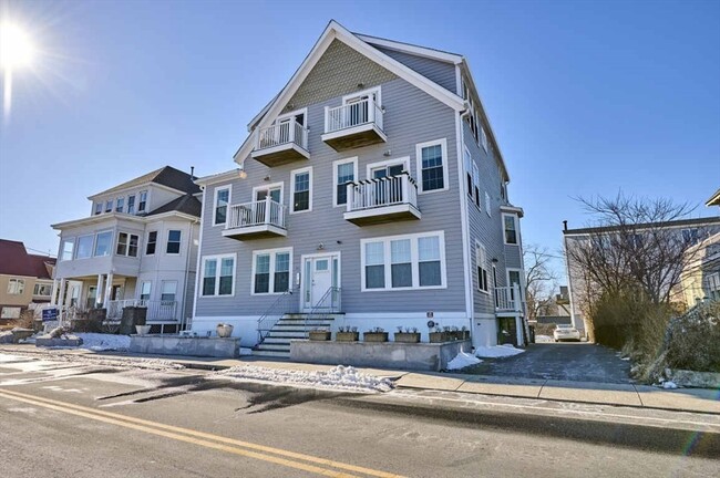 150 Winthrop Shore Dr, Unit #3 in Winthrop, MA - Foto de edificio - Building Photo