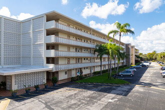 Hillcrest Country Club Apartments in Hollywood, FL - Building Photo - Building Photo