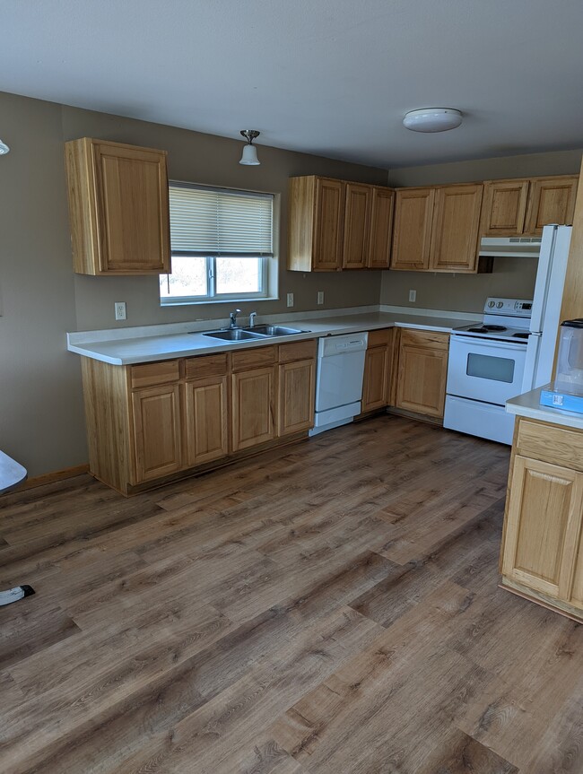 615 Center Point Ct NW, Unit 4 in Bemidji, MN - Foto de edificio - Building Photo