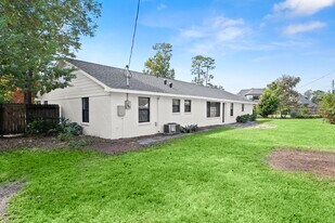 6 Pom Ct in Houston, TX - Building Photo