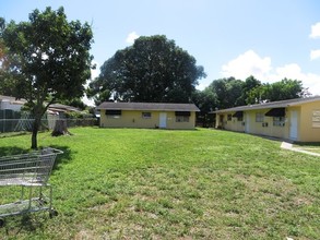 2456 Lincoln St in Hollywood, FL - Building Photo - Building Photo