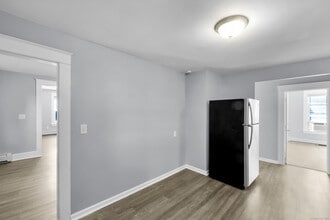 245 Oakland St in Bristol, CT - Building Photo - Building Photo