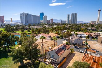 2845 Queens Courtyard Dr in Las Vegas, NV - Foto de edificio - Building Photo