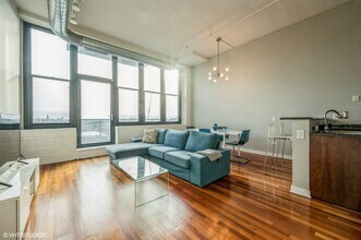 1224 W Van Buren St in Chicago, IL - Building Photo - Building Photo