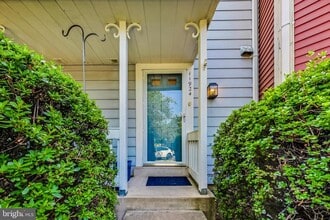 11924 Redtree Way in Reston, VA - Foto de edificio - Building Photo