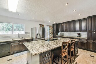 12 Coralberry Rd in Spring, TX - Foto de edificio - Building Photo