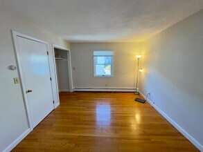 12 Gardner St, Unit R in Newton, MA - Foto de edificio - Building Photo