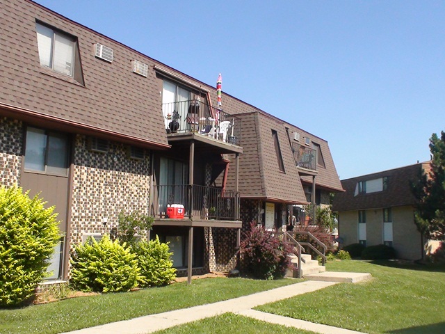 Pioneer Road Apartments in Crest Hill, IL - Building Photo