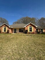 102 Edinburg Dr in Enterprise, AL - Building Photo