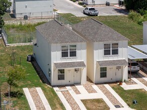 230 Debus Dr in Taylor, TX - Building Photo - Building Photo