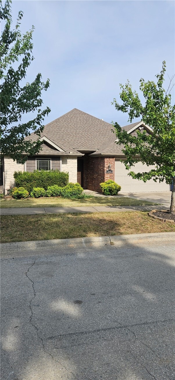 property at 2641 N Villa Blvd