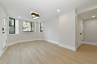 221 Paris St, Unit 1 in Boston, MA - Building Photo - Building Photo