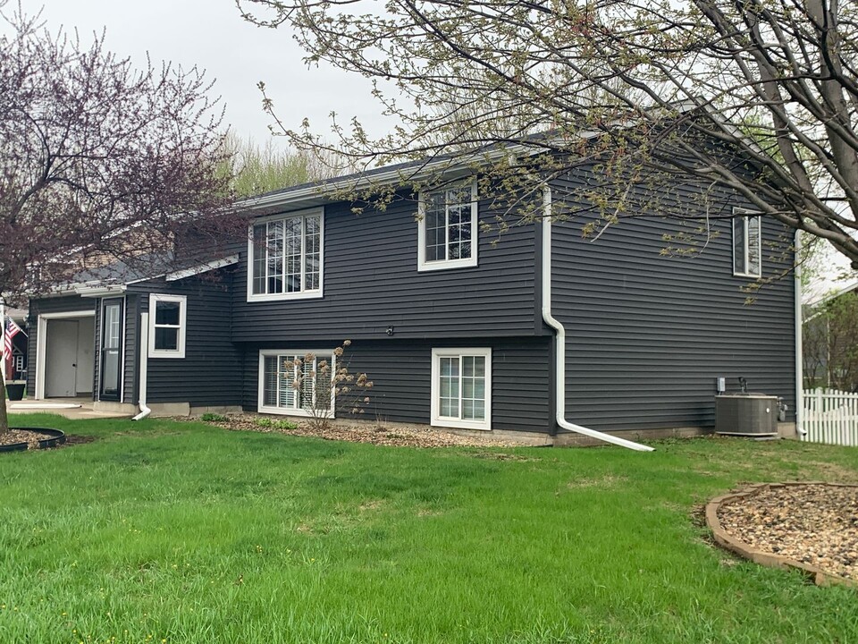 915 4th St NE in Kasson, MN - Building Photo