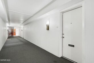 252 Shadow Mountain Dr in El Paso, TX - Foto de edificio - Building Photo