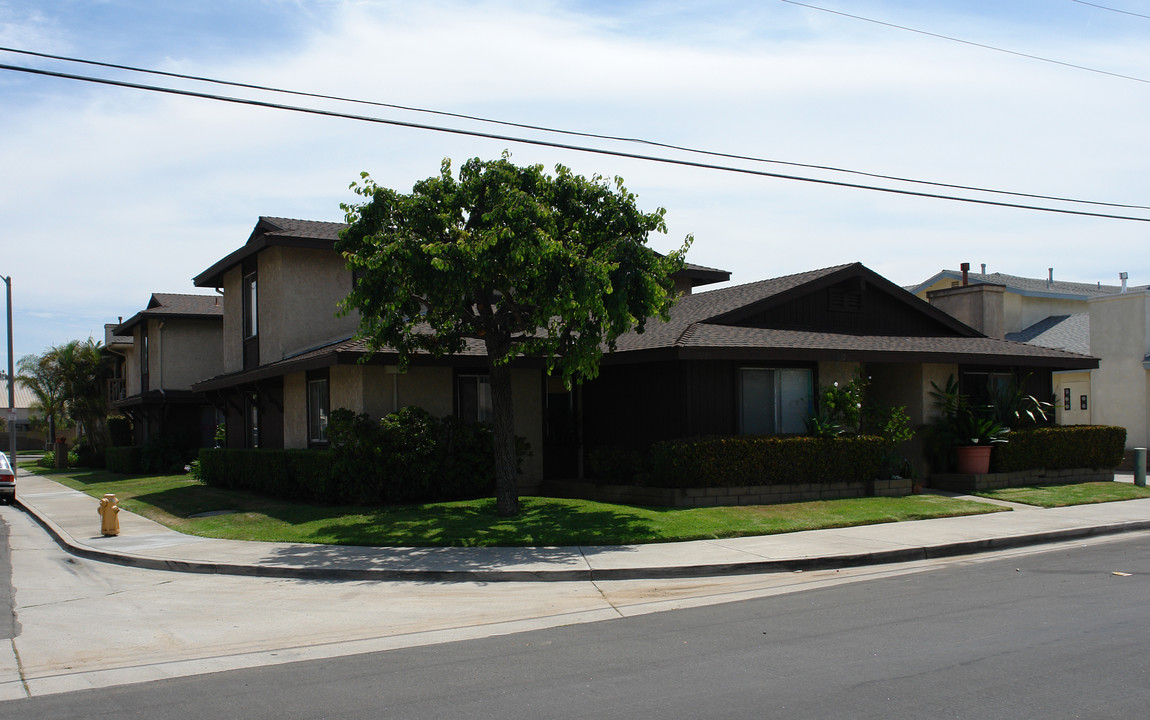 16892 Green St in Huntington Beach, CA - Foto de edificio