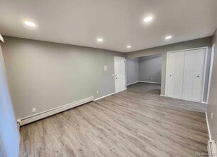 2445 Torquay Ave, Unit 107 in Royal Oak, MI - Building Photo - Building Photo