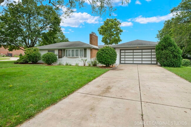 220 S President St in Wheaton, IL - Building Photo - Building Photo