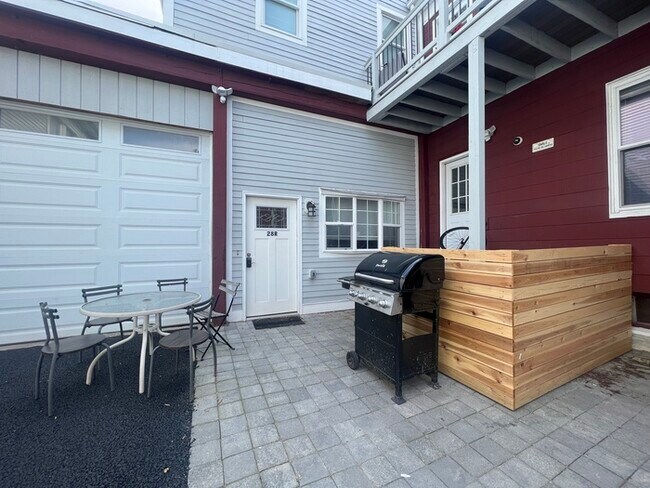 28 Otis St, Unit 28R