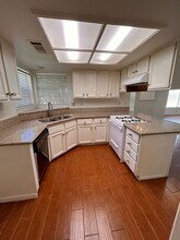 1043 N Parkwood Ct in Visalia, CA - Building Photo - Building Photo